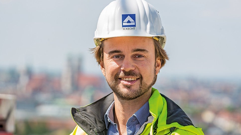 Auf Basis einer guten, gemeinsamen Zusammenarbeit bei Planung und Ausführung haben wir eine statisch stabile Lösung innerhalb des Kostenrahmens gefunden, mit der sich die anspruchsvollen Toleranzvorgaben von max. 12 mm Durchbiegung am auskragenden Deckenrand einhalten ließen. Mit dem PERI Stecksystem konnten wir die Herstellung der auskragenden Geschosse optimal aus einer Hand in den Bauablauf integrieren, denn Montage und Demontage ließen sich dank standardisierter Systemteile und der einfachen Steckbolzenverbindungen problemlos mit unserem eigenen Rohbaupersonal durchführen.