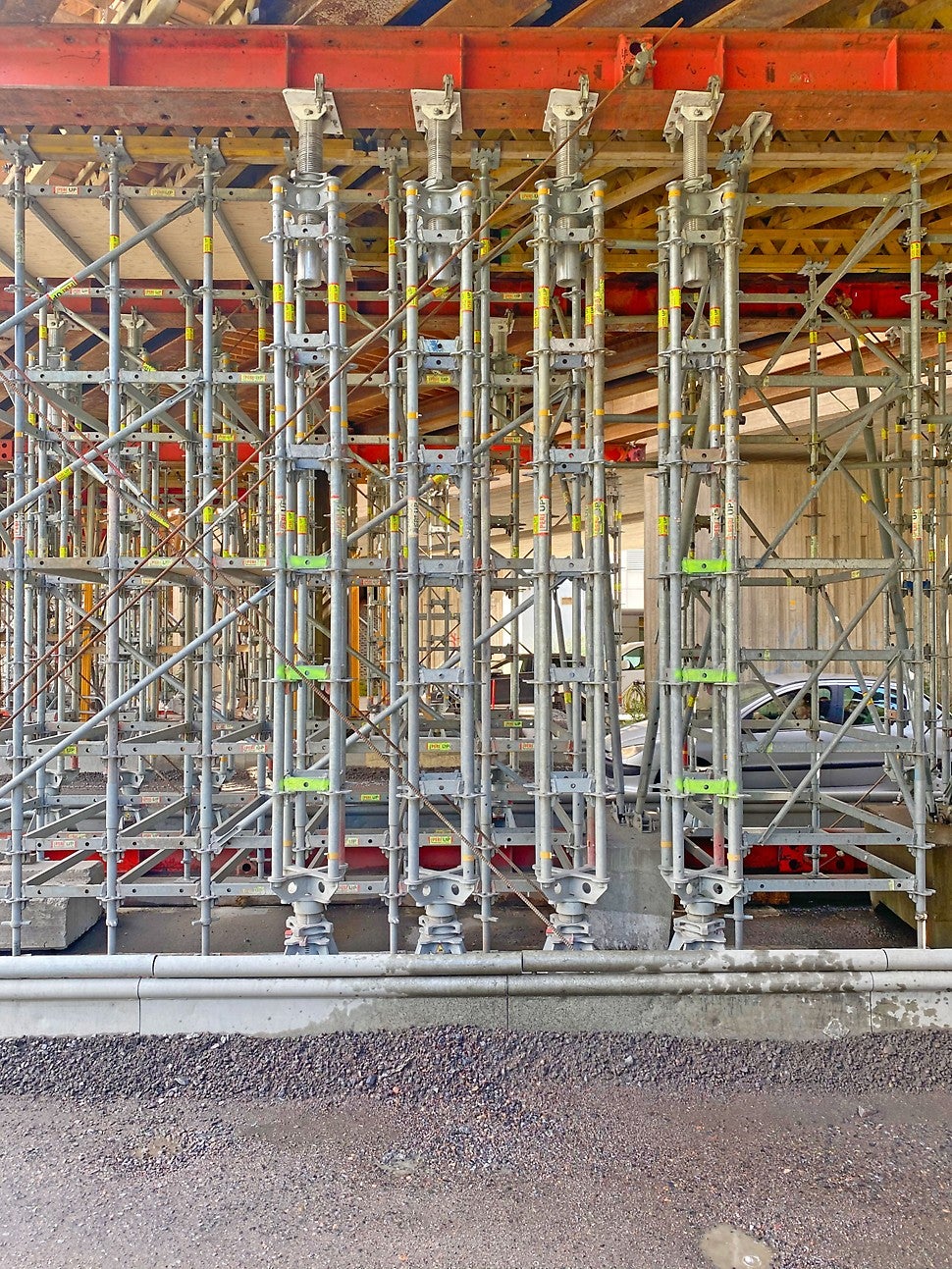 Nelijalkainen HD-tuki muodostuu PERI UP -telinejärjestelmän osista, ja sen keskitetty kantavuus on jopa 200 kN.