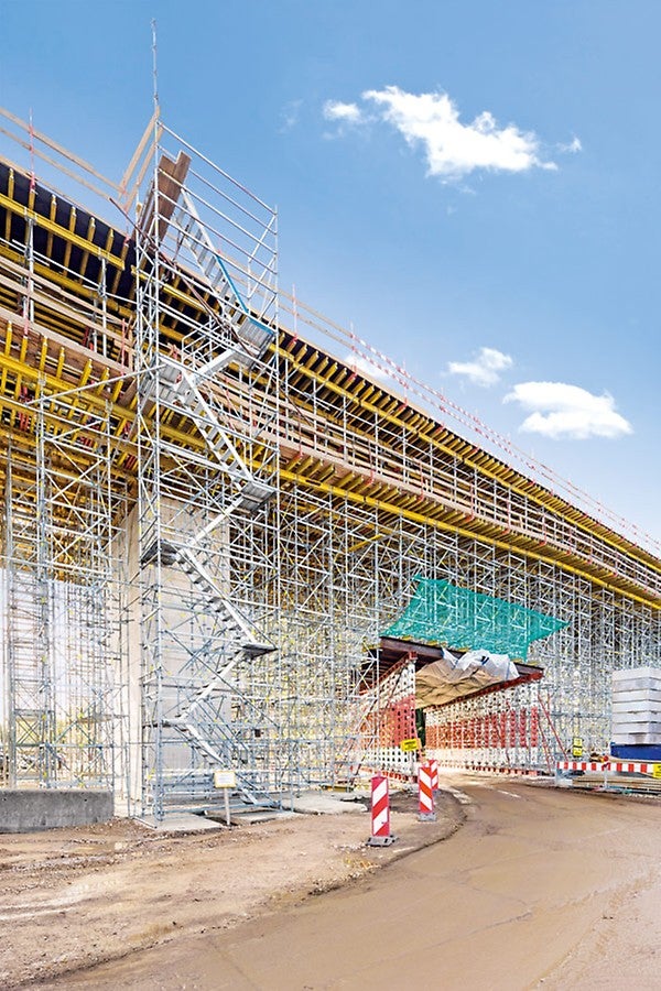 In the foreland area, PERI UP Rosett Flex load-bearing system together with a throughway consisting of HD 200 heavy-duty props was used as shoring solution to support the 207 m long viaduct. Thanks to 25 cm or 50 cm system grid, the position of the legs could be flexibly adapted to accommodate the respective loads. The aluminium PERI UP Rosett staircases served as safe access means for site personnel.