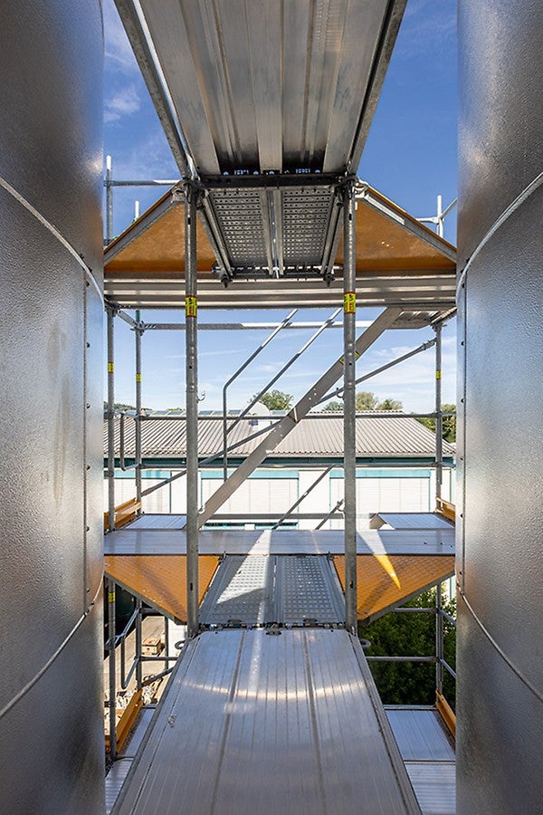 Der in den Easy Stiel integrierte Gerüstknoten sorgte in Verbindung mit dem metrischen PERI UP Systemraster für große Anpassungsfähigkeit – ohne aufwendige Rohr-Kupplungsarbeiten.