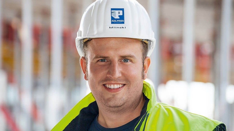 Die SKYDECK ist für die Einhaltung des Terminplans elementar. Deren schneller Umsetzvorgang zählt: 3 Tage einschalen, 3 Tage bewehren, 1 Tag betonieren – am 8. Tag wird ausgeschalt.