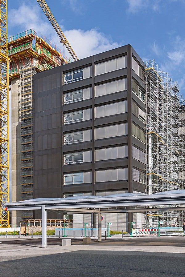 Mithilfe der PERI UP Einrüstung konnten auch die Stahlverbundstützen auf der gegenüberliegenden Südseite montiert und an der vorhandenen Krankenhausfassade verankert werden.