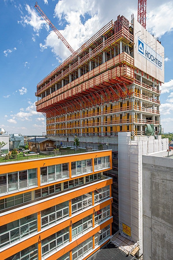 Das 86 m hohe Hotelhochhaus (Werk 4) kragt 4,75 m zum Bestandsgebäude (Werk 3) hin aus. Eine projektspezifisch maßgeschneiderte VARIOKIT Tragwerkslösung leitete die hohen Lasten sicher in die unteren Stockwerke ab.