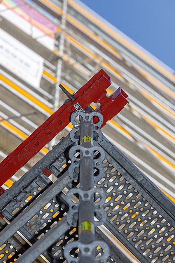 Für die Überbrückungskonstruktion in 6 m Höhe wurden die Baukastensysteme PERI UP und VARIOKIT nahezu übergangslos kombiniert. Beide basieren auf dem metrischen Systemraster.