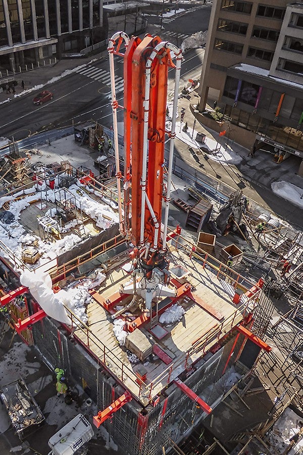 Especially for use in high-rise building cores with medium to large dimensions, PERI has developed a core self-climbing formwork with a very high load-bearing capacity, all-round safety features and a continuous climbing procedure. 