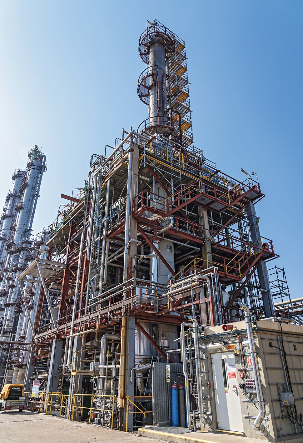 The safety features of the modular scaffold ensured a safe working environment in hazardous, difficult-to-access areas.<br/>(Photo: PERI CZ)<br/>