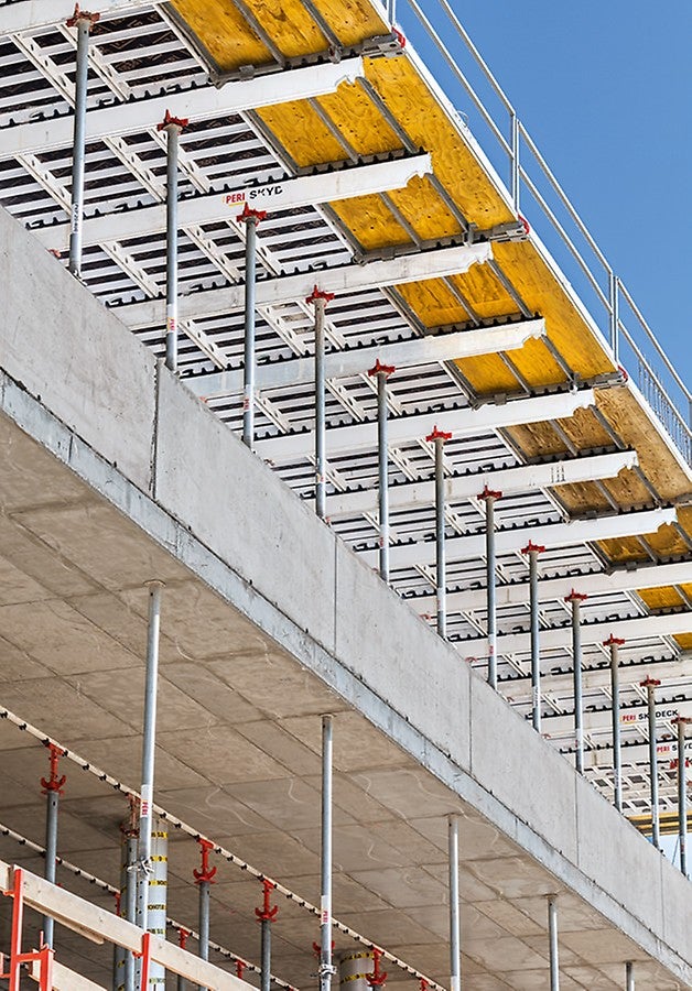 Mit der SKYDECK Bühne erreichte das Baustellenteam die systematische Montagefolge und die hohe Sicherheit des Standardfeldes auch am Deckenrand. Zudem stand bei der Herstellung der Brüstungen genügend Arbeitsraum zur Verfügung.