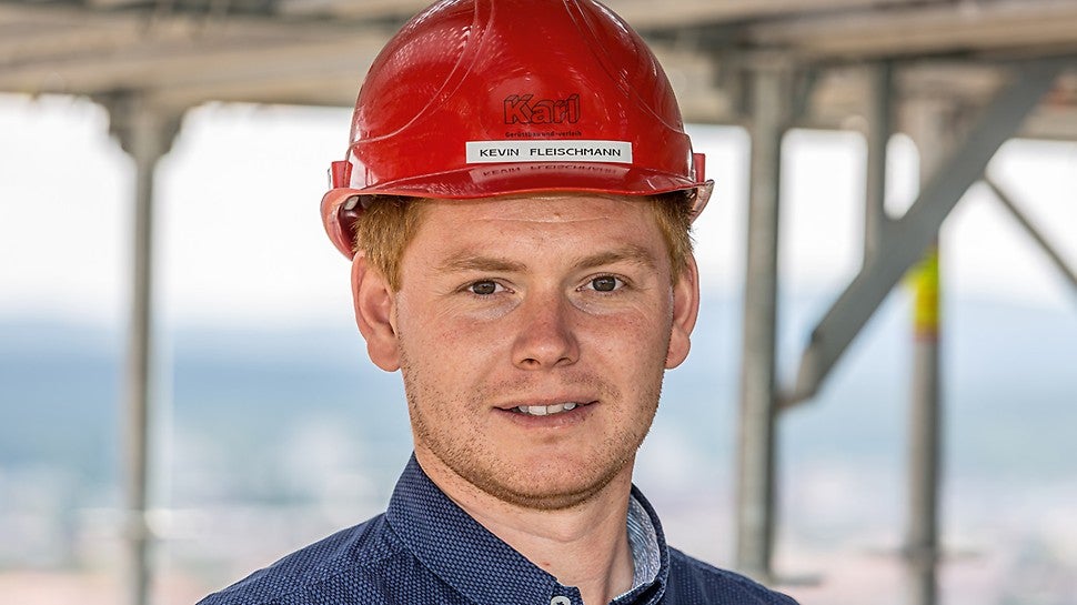 Für mich vereint PERI UP viele Vorteile: Durch das metrische Raster ist es extrem flexibel und sorgt stets für geschlossene Belagflächen ohne zusätzliche Holzüberwürfe. Zudem bringt die integrierte Belagsicherung Zeit- und Sicherheitsvorteile. Bei der Überbrückung der Zufahrtsstraße ermöglichte die nahezu übergangslose Kombinationsmöglichkeit mit VARIOKIT hohe Traglasten bei schlanker Bauweise.