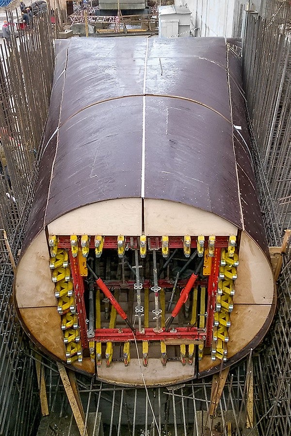 使用由VARIOKIT系统组成的 3D模板，可以精确浇筑由矩形截面过渡至圆形截面的隧道结构。