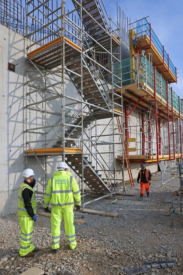 Alta capacidad portante diseñada para cargas de 3,00 kN/m² para un tramo de escalera y rellano de 20 m.