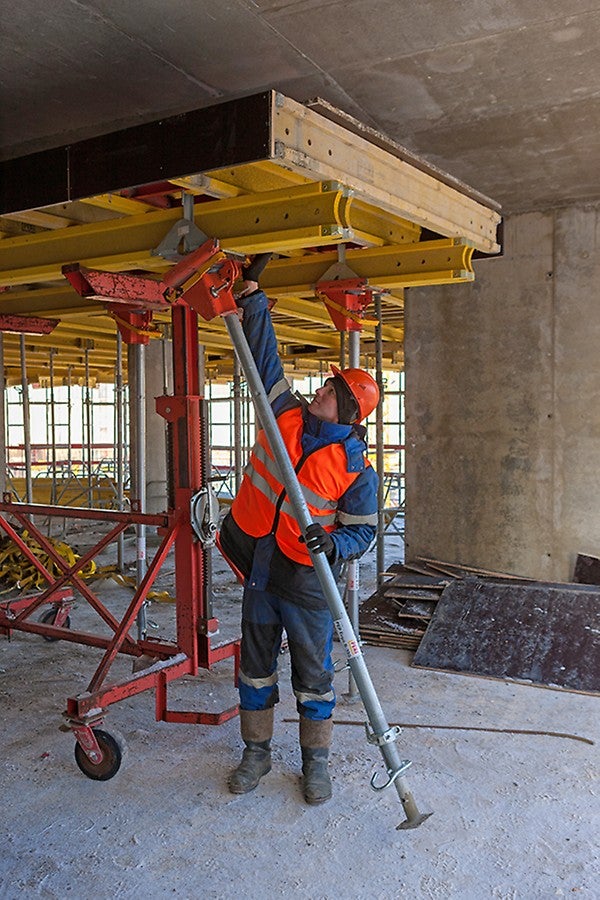 Откидная головка позволяет не демонтировать ограждение по периметру, поскольку стойки можно подогнуть и стол пройдет над ним.