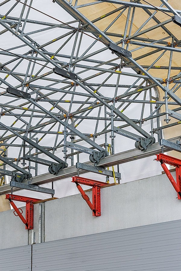 Die mit Fahrwerksrollen ausgestatteten PERI UP Wetterschutzdächer ließen sich mit geringem Kraftaufwand per Hand in den jeweils nächsten Sanierungsabschnitt verfahren.