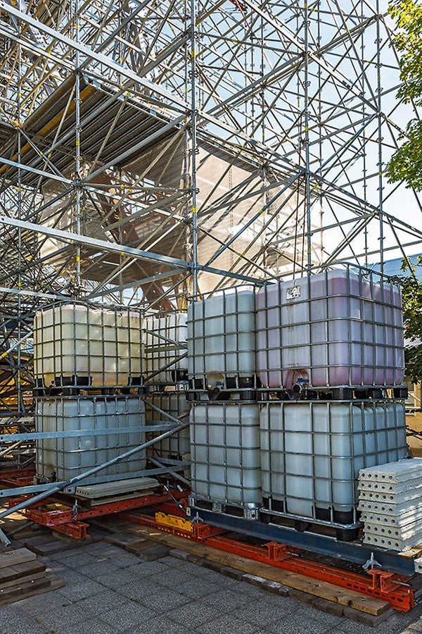 Die Wassertanks zur Ballastierung wurden auf einem VARIOKIT Trägerrost aufgelagert, der kraftschlüssig in die PERI UP Flex Gerüstkonstruktion integriert war.