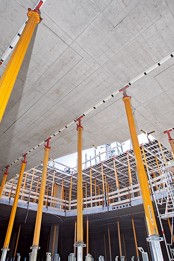 Mit dem SKYDECK Fallkopfsystem werden schnelle Schalzeiten erzielt und gleichzeitig die Materialvorhaltung minimiert – Paneele und Längsträger sind sofort frei für den nächsten Takt.