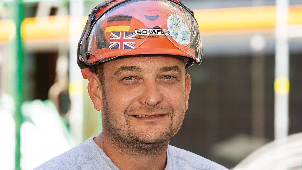 Ich bin seit 2004 im Gerüstbau und habe bereits mit allen Systemen gearbeitet. Nach kurzer Umgewöhnung arbeite ich gerne mit PERI UP Easy. Die werkzeuglose Montage ist klasse und dank des im System integrierten vorlaufenden Geländers kann ohne PSAgA mit weniger Last am Körper gearbeitet werden.