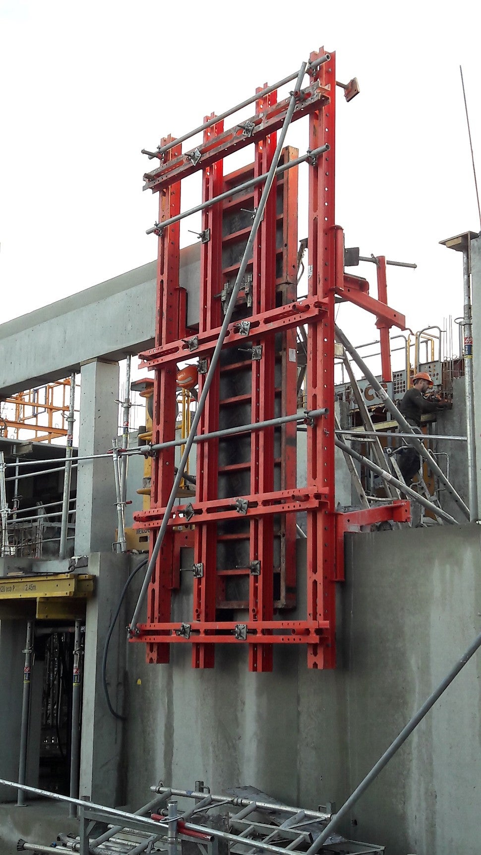 Les composants du système sont livrés en éléments prémontés, permettant une mise en œuvre rapide sur le chantier. Cette approche accélère significativement le processus d&#039;installation, optimisant ainsi l&#039;efficacité globale du projet. Gagnez du temps et maximisez la productivité avec une solution conçue pour une installation rapide et efficace.