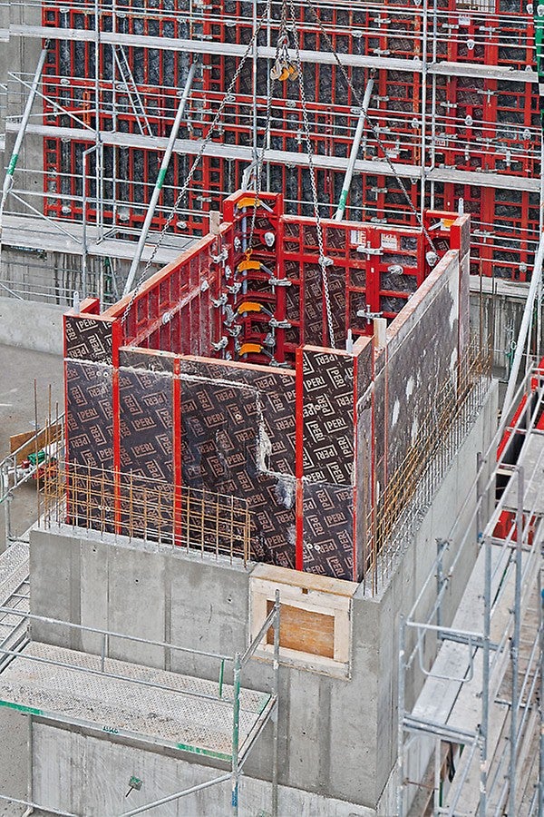 Odbedňovací roh MX umožňuje rychlé přesazení celého šachtového bednění. Jednoduché a bezpečné zavěšení a vyzvednutí z místa pracovní plošiny.