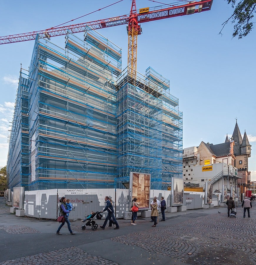 Das PERI UP Arbeitsgerüst schaffte Zugangsmöglichkeiten für jeden Bauzustand und diente gleichzeitig als Traggerüst für die auskragende Decken.