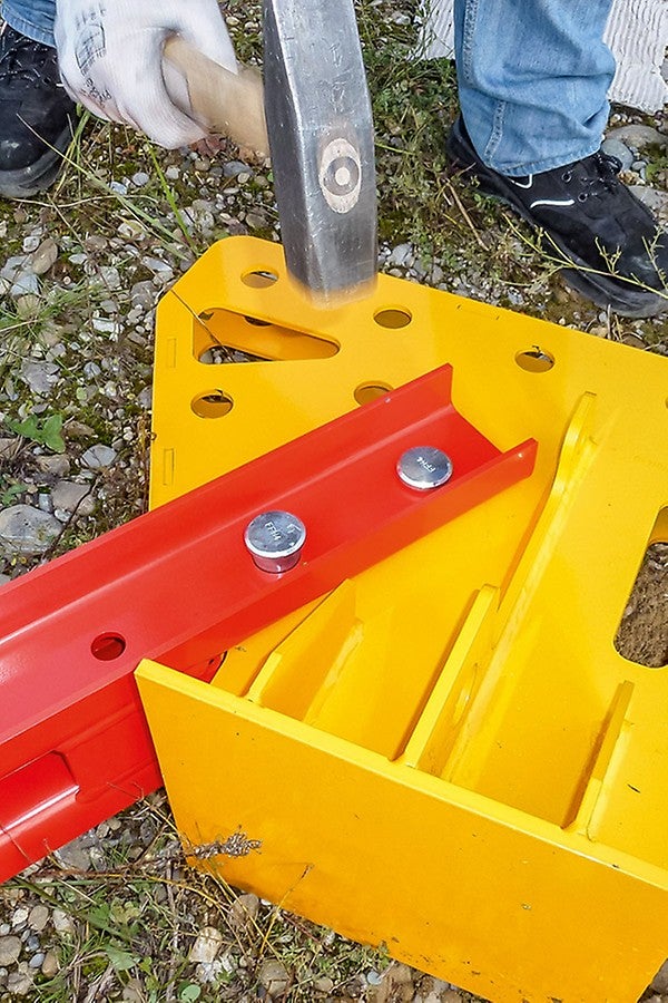 Compared to conventional systems with a large number of screw connections, two fitting pins are sufficient for the node connections. This accelerates the assembly significantly. 