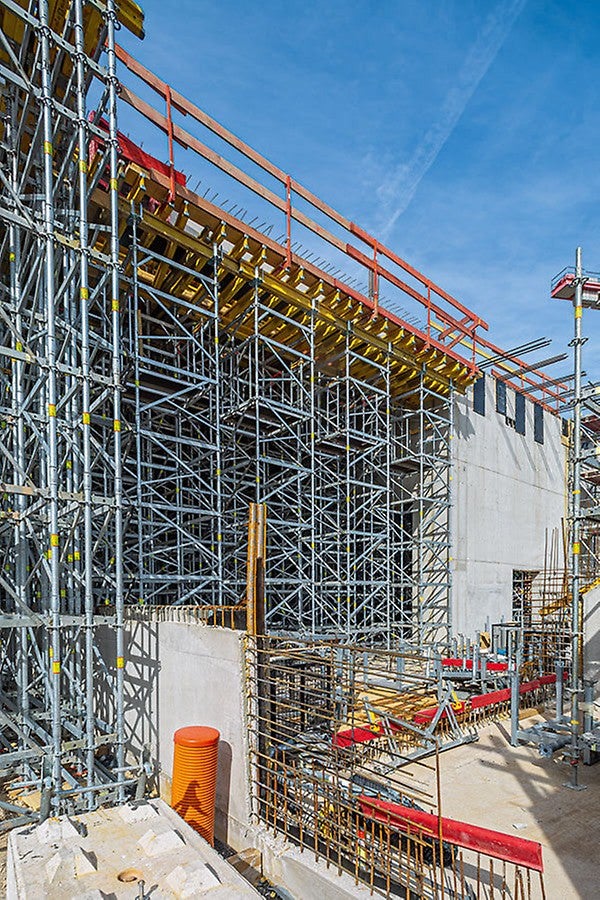 Das Modulgerüst PERI UP Flex sorgt beim Bau der Goetheschule für effizientes Arbeiten und hohe Sicherheit – als Tragsystem bei der Unterstützung hoher Decken und als Bewehrungsgerüst.