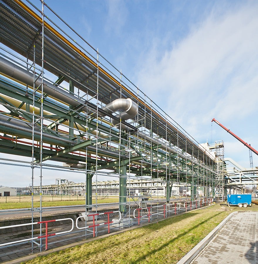 Mithilfe der PERI Gerüstlösung lassen sich am Chemiestandort Leuna 1,8 km Rohrleitung rasch und sicher verlegen.