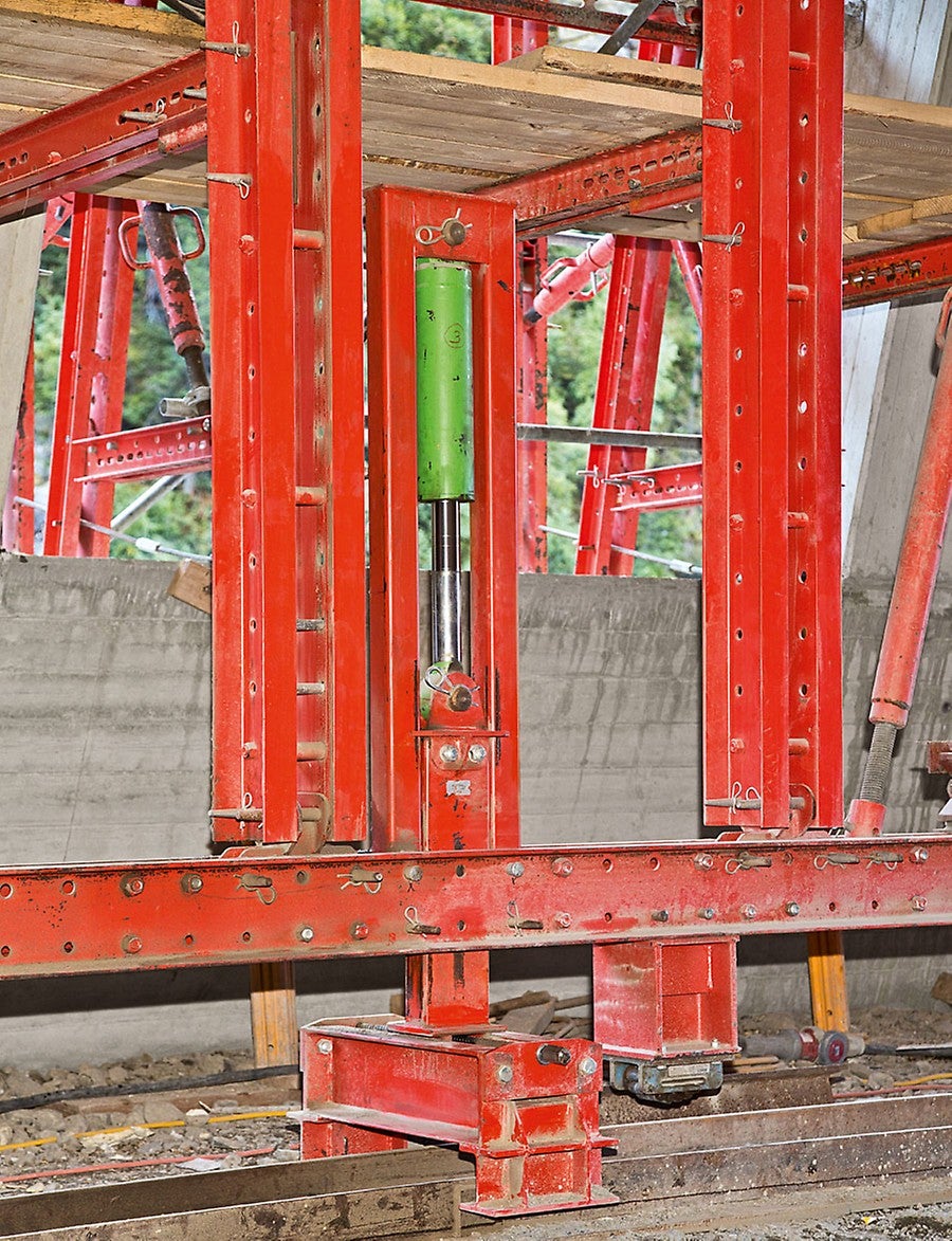 A transverse launching unit integrated in the lifting unit ensured problem-free alignment of the formwork carriage to match the changing radii.