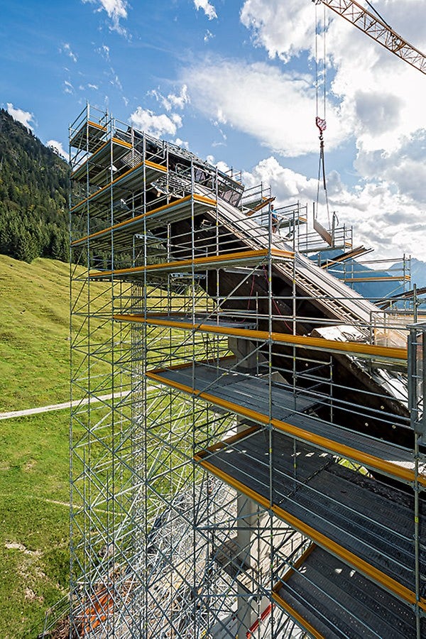 Die integrale PERI UP Einrüstung diente zur sicheren Ausführung der umfangreichen Sanierungs- und Erweiterungsarbeiten am Schanzenkopf. Die Verwendung von 35 t Ballast erlaubte eine weitgehend freistehende Gerüstausführung.