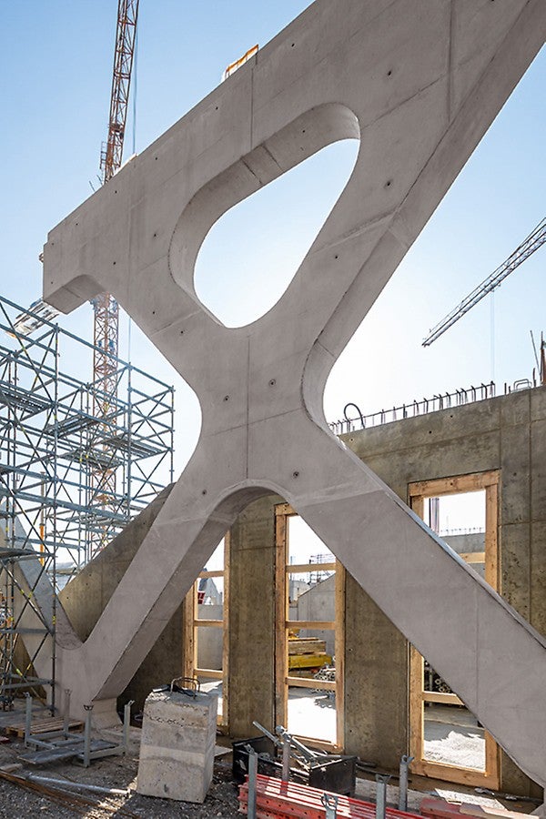 Trotz des filigranen Erscheinungsbildes mit seiner öffnenden Funktion trägt das 10 m hohe und insgesamt 250 m lange Fachwerkband die oberen drei Geschossebenen.