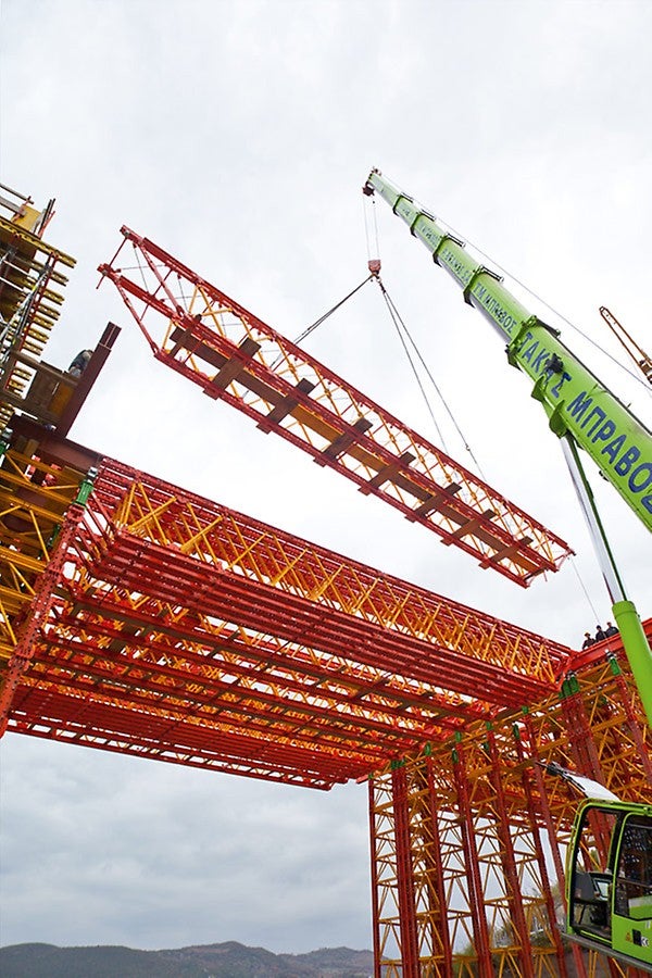 使用VARIOKIT核心组件与系统组件，为该桥梁项目系统化地搭建高强承重塔架及大跨度的桁架结构。