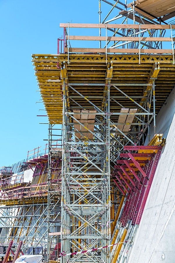 La soluzione formulata da PERI ha preso in grande considerazione la sicurezza in cantiere: l’impalcatura modulare PERI UP ha permesso accessi sicuri a qualunque altezza