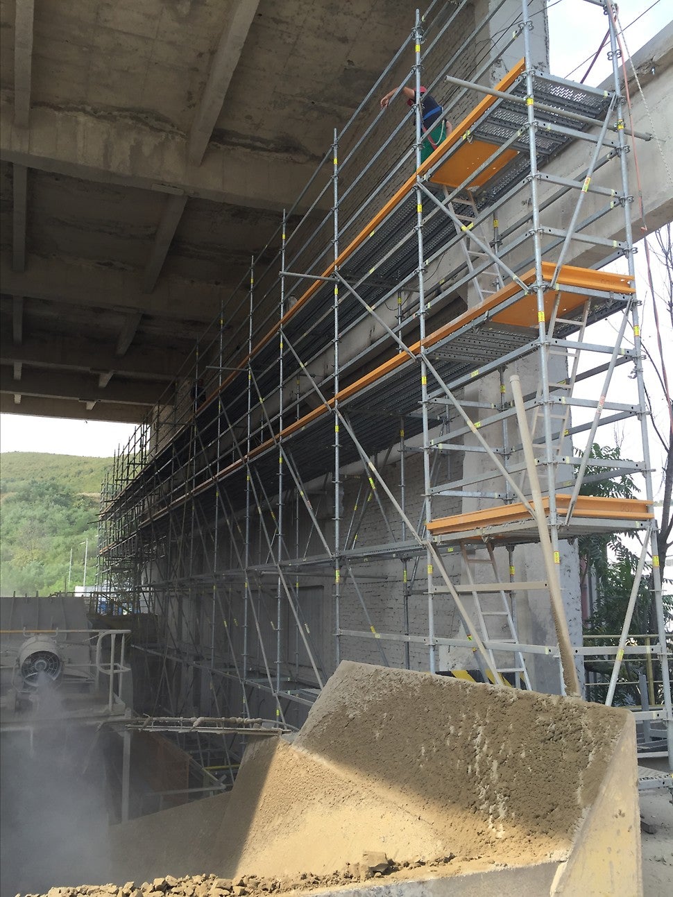 Приложение на скеле PERI UP Flex дори и при работещ завод 