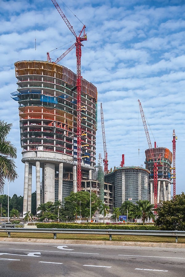 使用PD8 塔架和大面积台模经济浇筑1.8米厚中间楼板以上标准层楼板。