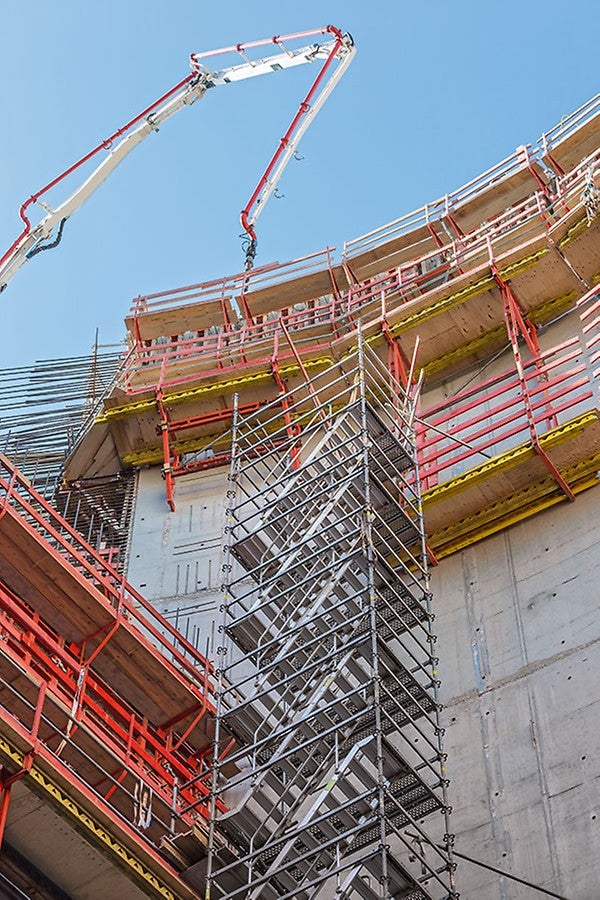Für die herausfordernde Baumaßnahme lieferte PERI mit Kletterschalung, Traggerüst und Zugangstechnik sowie kompetentem Schalungs- und Gerüst-Know-how eine umfassende Gesamtlösung.