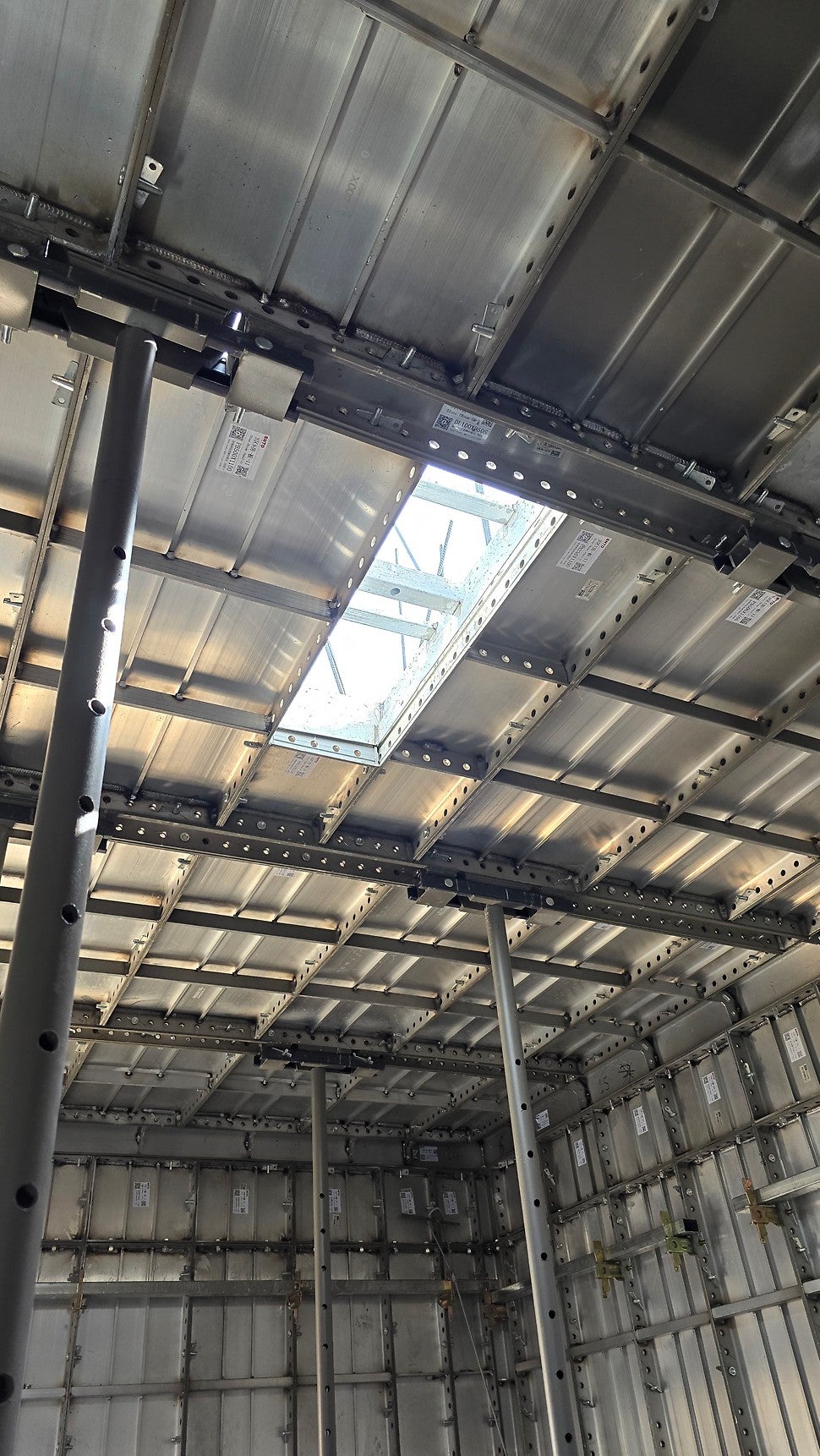 Con su innovador diseño de paneles y su sistema de tirantes planos redefine la velocidad y la simplicidaden la construcción.