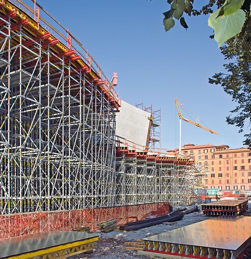 在为较高空间施工时，PERI UP脚手架可以作为单独塔架，片状支撑或空间塔架使用。