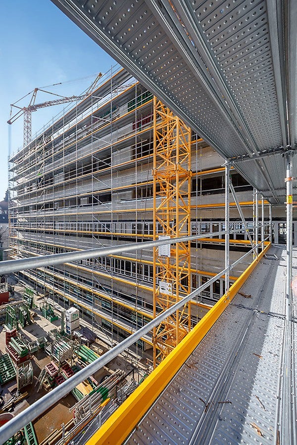 PERI UP Easy kann alternativ zur Standard-Rahmenvariante für noch mehr Flexibilität auch als modulare H-Variante mithilfe des Easy Stiels montiert werden. Bei beiden Varianten überdecken die PERI UP Beläge mit integrierter Belagsicherung das gesamte Achsmaß. Lücken oder Versätze werden vermieden, zusätzliche Belagspaltabdeckungen sind nicht notwendig.