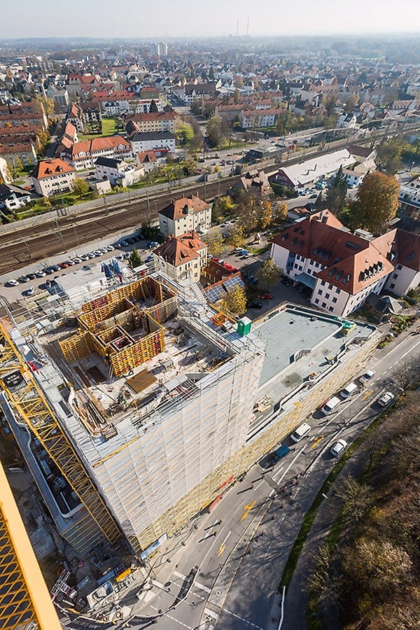 Das gut funktionierende, aufeinander abgestimmte Zusammenspiel von Rohbau- und Gerüstarbeiten erlaubte eine rasche Taktfolge von nur 8&amp;nbsp;Tagen statt der geplanten 10&amp;nbsp;Tage pro Turmgeschoss.
