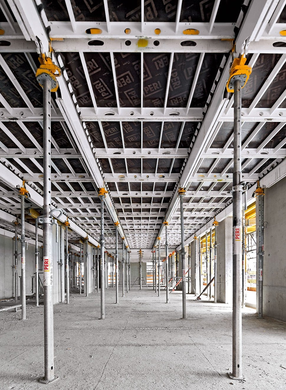 The SKYDECK construction with lightweight main beams and panels provides a systematic assembly sequence and creates space under the formwork.