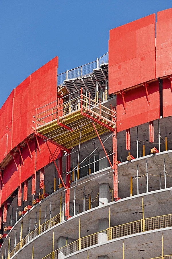 使用RCS防护屏时，结合使用两套卸料平台，确保了简捷、快速地转运材料。