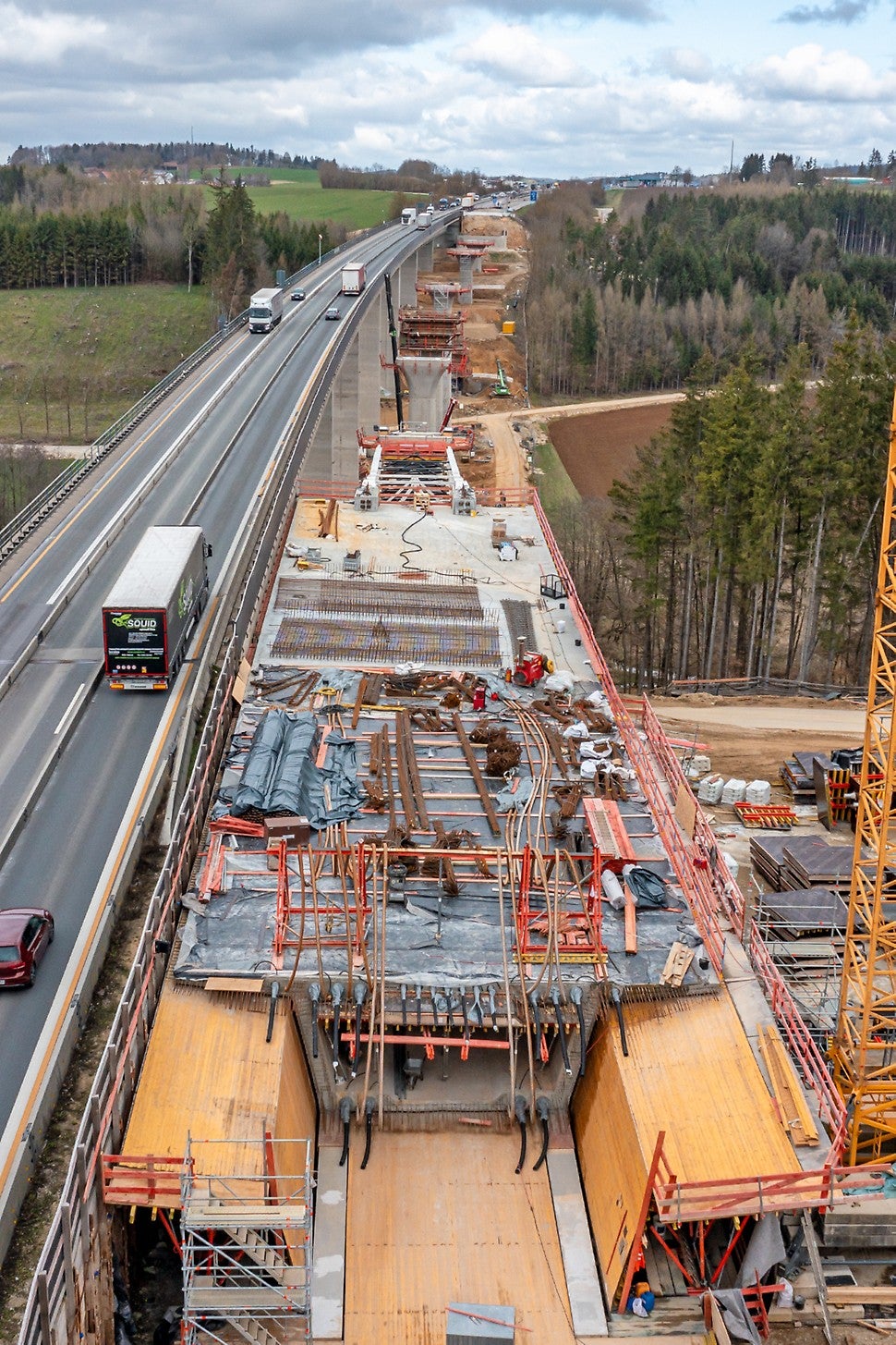 Während der neue Überbau mittels Taktschiebeverfahren in wöchentlichen 30-m-Schritten nach Norden wandert, wird der Autobahnverkehr temporär auf der parallel verlaufenden Bestandsbrücke geführt.
