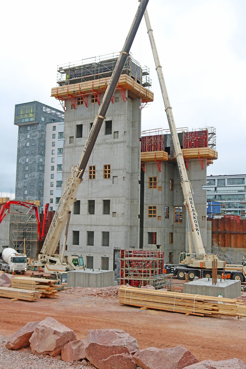 Kiipeävällä muottijärjestelmällä toteutettavat hissi- ja porraskuilut ovat poikkileikkausalaltaan tilavan kerrostaloasunnon kokoisia. Espoonlahden metroaseman päälle rakennettavat kuilut nousevat korkeimmillaan 36 metriin. 