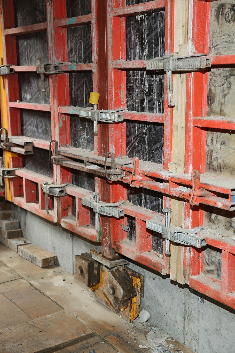 A metal plate was positioned at the bottom of the steel infills, enabling the weight to be transferred to the ACS anchor plates