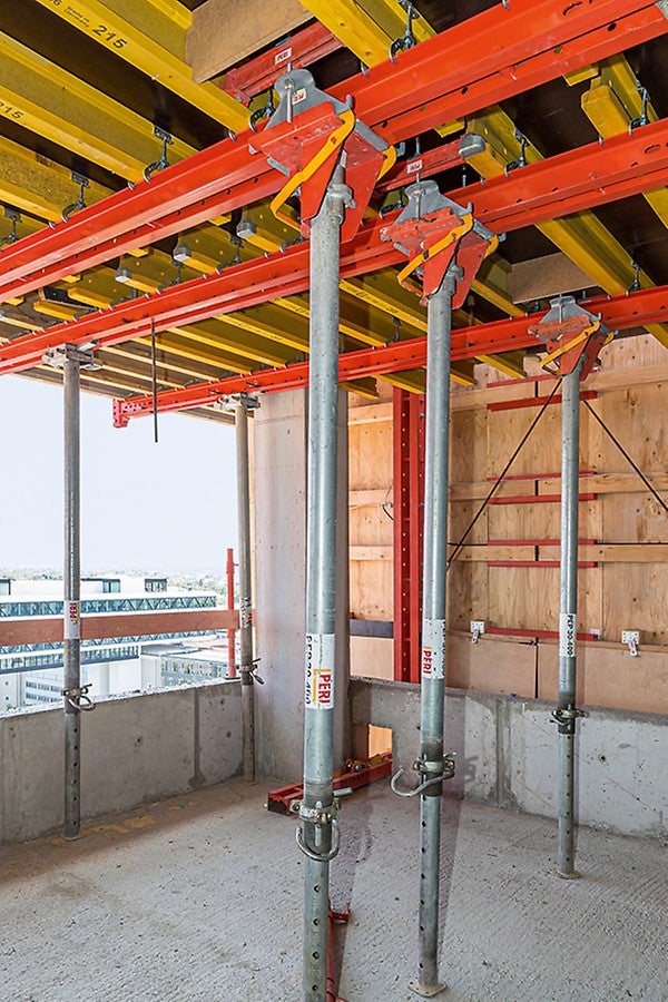 VARIODECK Deckentische und eine RCS Kletterschutzwand erlaubten sicheres und effizientes Arbeiten am Deckenrand.