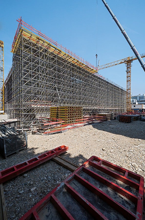 Průběžné spřažení všech sloupků umožňuje optimální přenos vnějších působících sil, např. zatížení větrem do systému - bez nutnosti přijetí jakýchkoli dalších opatření.