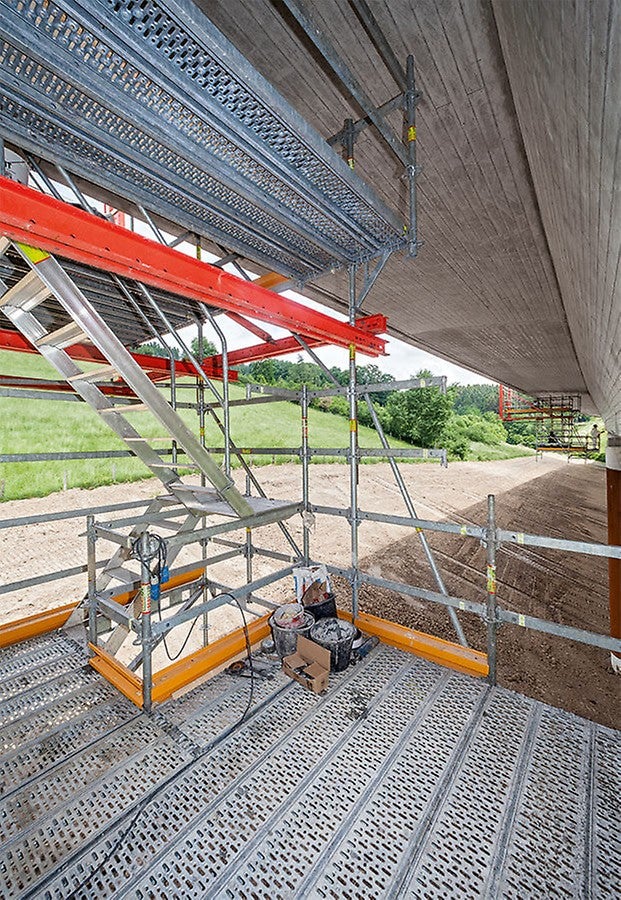 Die abgehängten und bis zu 5 m auskragenden Arbeitsplattformen wurden so dimensioniert, dass die komplette Brückenuntersicht im Kragarmbereich zugänglich und zu bearbeiten war. Eine integrierte Gerüsttreppe sorgte für die schnelle und komfortable Erreichbarkeit der unterschiedlichen Arbeitsebenen.