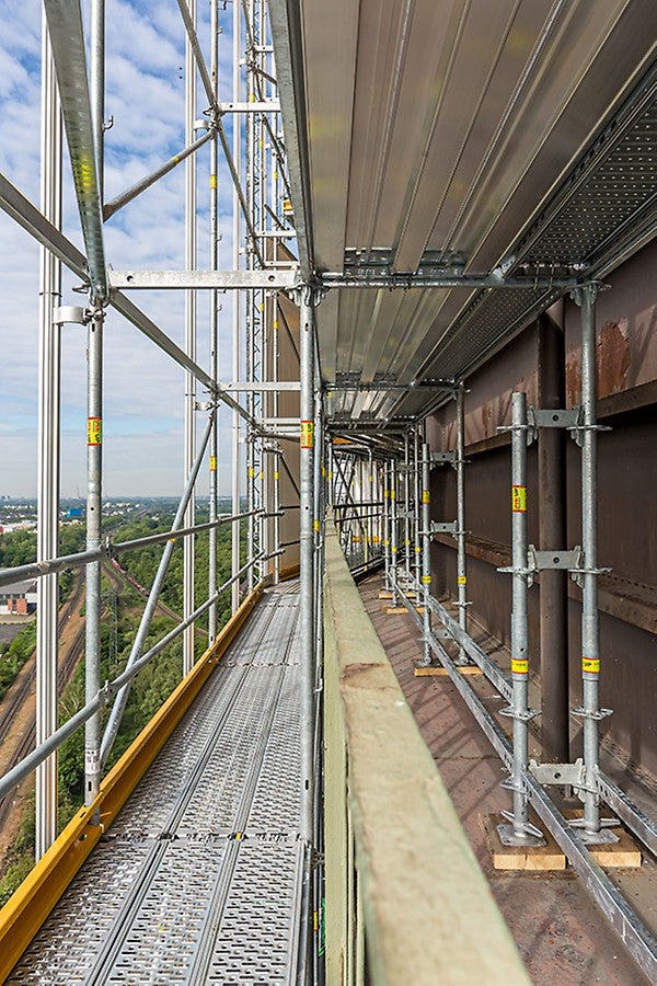 PERI UP Easy wurde außenseitig mit vorlaufendem Geländer montiert, das innenseitige Umrüsten der Umläufe erfolgte mit PERI UP Flex Bauteilen.