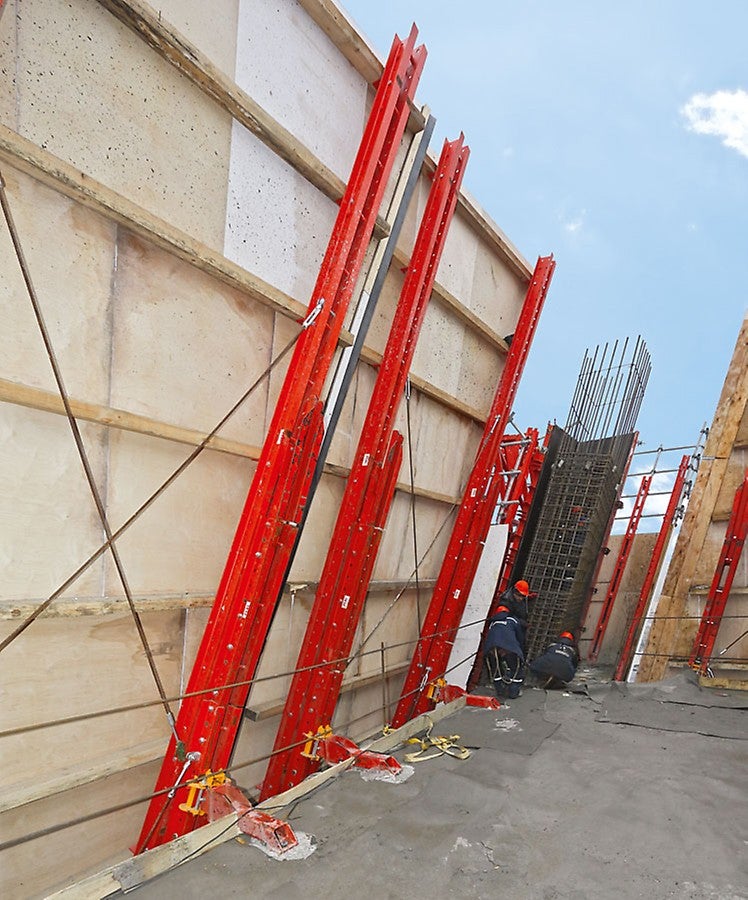 Šikmo naklonené šplhavé nosníky ochrannej šplhavej steny RCS boli pomocou stropných papúč neustále spojené s konštrukciou stavby.