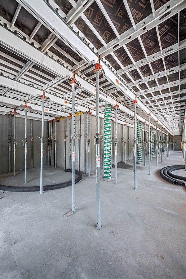 Die schnelle Wiederverwendbarkeit beim SKYDECK Fallkopfsystem sparte Material und führte zu einer vereinfachten Baustellenlogistik.