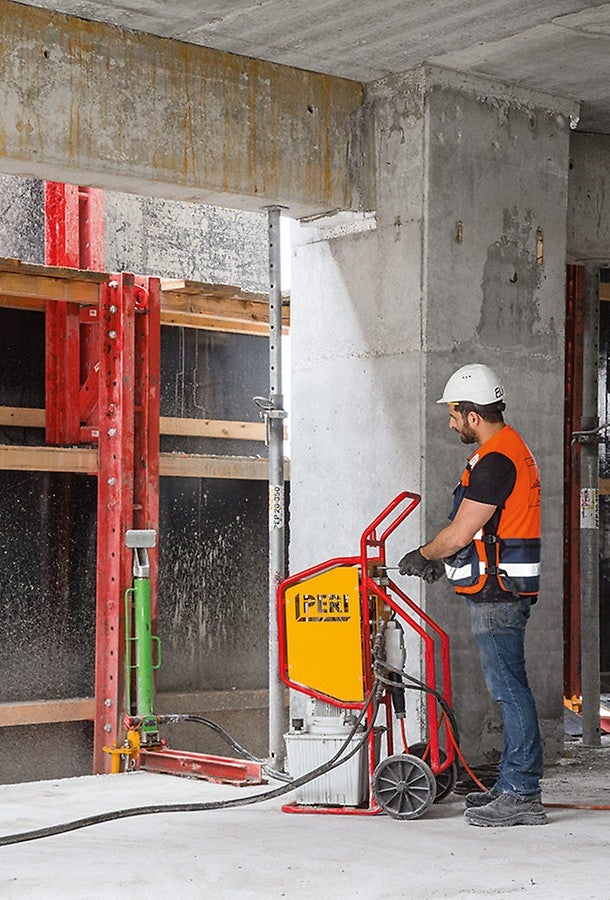 Zostavy ochranných stien RCS šplhali do vyšších poschodí pomocou mobilných samošplhavých zariadení bez použitia žeriava.