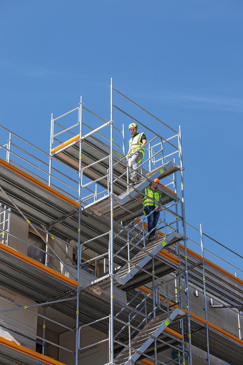 Geländer an den äußeren und mittleren Wangen sorgen für sichere Laufwege.<br/>